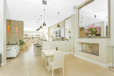 Deep Blue Hotel & Hot Springs - Hervey Bay Accommodation 22