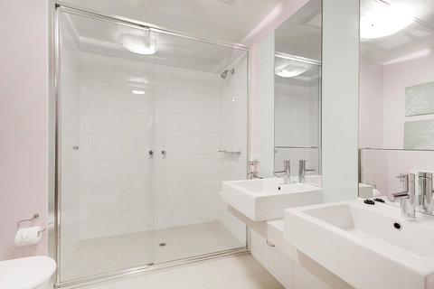 Waterfront Melbourne Apartments - Hervey Bay Accommodation 24