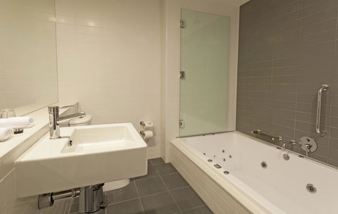 Causeway 353 Hotel - Tourism Hervey Bay 9