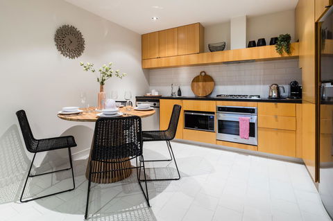 Auguste, Melbourne CBD Private Accommodation With Parking - Tourism Hervey Bay 9