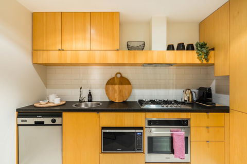 Auguste, Melbourne CBD Private Accommodation With Parking - Tourism Hervey Bay 10