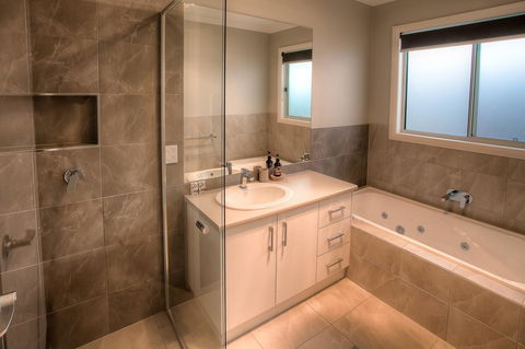 Luxury Abalina Cottages - Tourism Hervey Bay 10