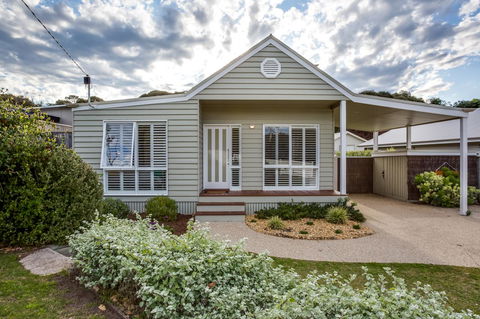Cute Cottage On Cain - Beach At End Of Street - Tourism Hervey Bay 19