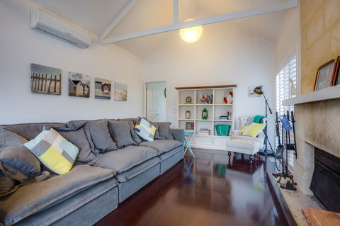 Cute Cottage On Cain - Beach At End Of Street - Tourism Hervey Bay 5