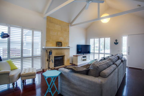 Cute Cottage On Cain - Beach At End Of Street - Tourism Hervey Bay 1