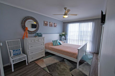 Stunning Waterfront Only 10 Minutes To Phillip Island - FREE EV UNIT 7kW For Electric Cars - Pet Friendly, Fireplace FREE WIFI Wine & Chocolates - Tourism Hervey Bay 2