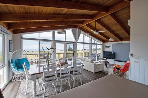 Stunning Waterfront Only 10 Minutes To Phillip Island - FREE EV UNIT 7kW For Electric Cars - Pet Friendly, Fireplace FREE WIFI Wine & Chocolates - Tourism Hervey Bay 0