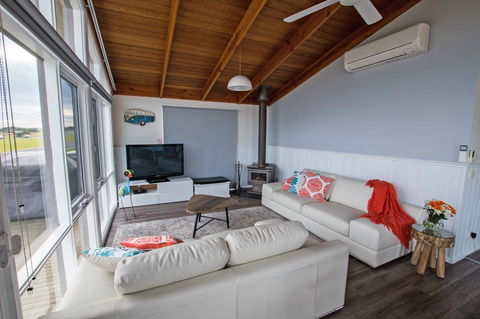 Stunning Waterfront Only 10 Minutes To Phillip Island - FREE EV UNIT 7kW For Electric Cars - Pet Friendly, Fireplace FREE WIFI Wine & Chocolates - Tourism Hervey Bay 1