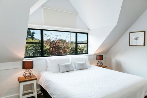 The Berry Inn - Tourism Hervey Bay 0