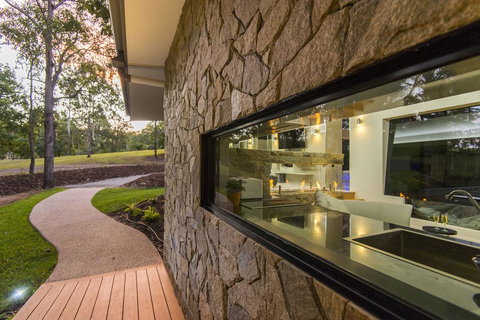 The Feathered Nest - Luxury Wildlife Retreat - Hervey Bay Accommodation 2