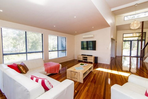The Holiday House - Hervey Bay Accommodation 1