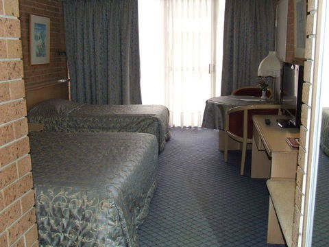 The John Hunter Motel - Hervey Bay Accommodation 2