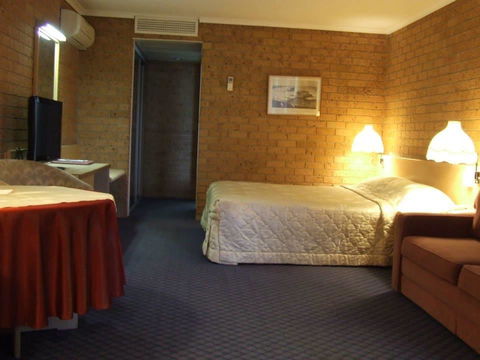 The John Hunter Motel - Hervey Bay Accommodation 3