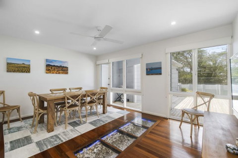 THE LAKE HOUSE - WiTH SWIMMING POOL - Hervey Bay Accommodation 1