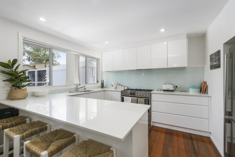 THE LAKE HOUSE - WiTH SWIMMING POOL - Hervey Bay Accommodation 3