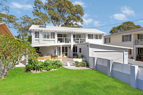 THE LAKE HOUSE - WiTH SWIMMING POOL - Hervey Bay Accommodation 0
