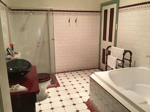 The Olde Devonshire House - Tourism Hervey Bay 3