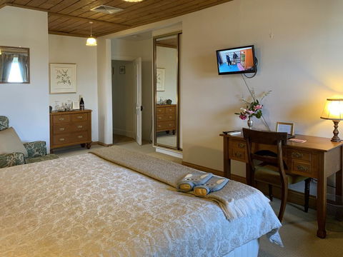 The Racecourse Inn - Tourism Hervey Bay 1