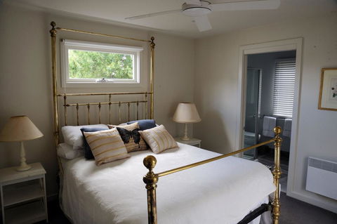 The Red Feather Inn - Hervey Bay Accommodation 0