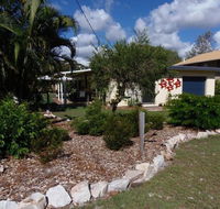 The Red Piranha - Rainbow Beach Close to everything air con and pet friendly - Tourism Hervey Bay
