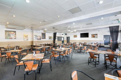 The Union Club Hotel - Hervey Bay Accommodation 1