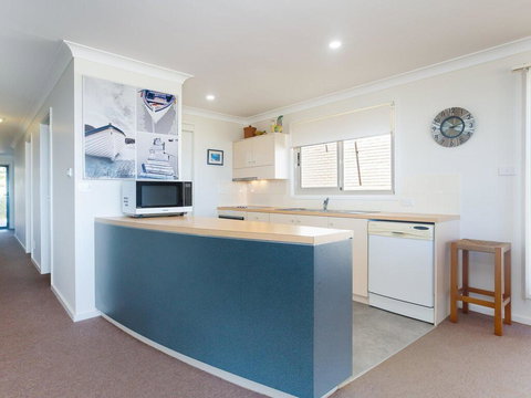 The Whale Watcher', 1/6 Birubi Lane - Waterfront Unit With Stunning Views, Level Access - Tourism Hervey Bay 3