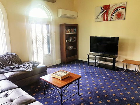 The Wharf Hotel - Hervey Bay Accommodation 2