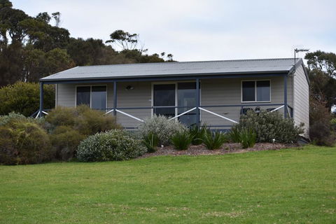 Tidal Dreaming Seaview Cottages - Hervey Bay Accommodation 0