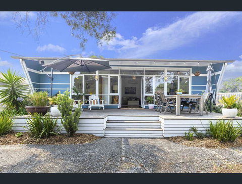 Toot Toot ! 50s Classic Beach House With Bungalow - Hervey Bay Accommodation 0