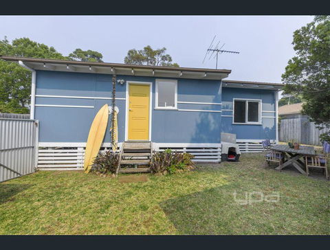 Toot Toot ! 50s Classic Beach House With Bungalow - Hervey Bay Accommodation 3