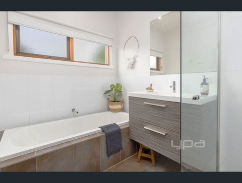 Toot Toot ! 50s Classic Beach House With Bungalow - Hervey Bay Accommodation 1