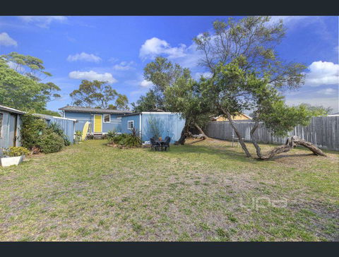 Toot Toot ! 50s Classic Beach House With Bungalow - Hervey Bay Accommodation 2