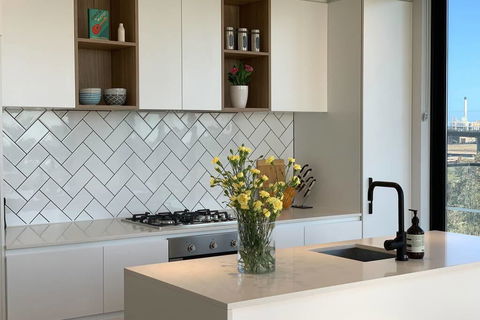 Top Floor Views, Yarraville, 2 Bedroom, 2bathroom - Hervey Bay Accommodation 1