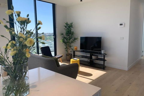 Top Floor Views, Yarraville, 2 Bedroom, 2bathroom - Hervey Bay Accommodation 2