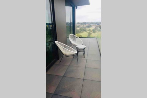 Top Floor Views, Yarraville, 2 Bedroom, 2bathroom - Hervey Bay Accommodation 0