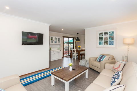 Torquay Retreats Aus- TwentyTwo Pride - Hervey Bay Accommodation 2