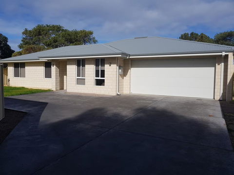 Towncrackers Guest House - Tourism Hervey Bay 0