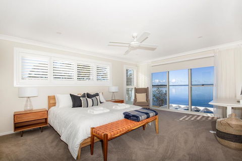 Tranquility Absolute Waterfront - Pet Friendly - 10 Mins To Hyams Beach - Hervey Bay Accommodation 3