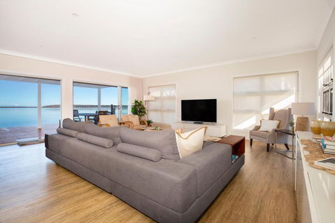 Tranquility Absolute Waterfront - Pet Friendly - 10 Mins To Hyams Beach - Hervey Bay Accommodation 2