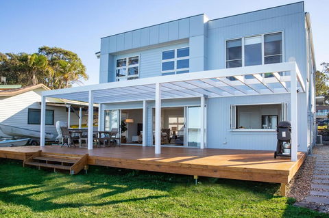Tranquility Absolute Waterfront - Pet Friendly - 10 Mins To Hyams Beach - Hervey Bay Accommodation 1