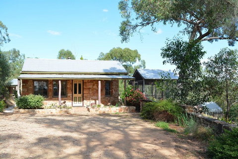 Trestrail Cottage B & B - Tourism Hervey Bay 0