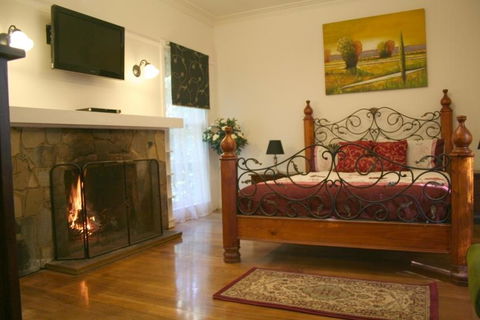 Tudor Cottages - Hervey Bay Accommodation 0
