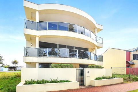 Ultimate Esplanade - 3 Storey Experience - WiFi - Hervey Bay Accommodation 0