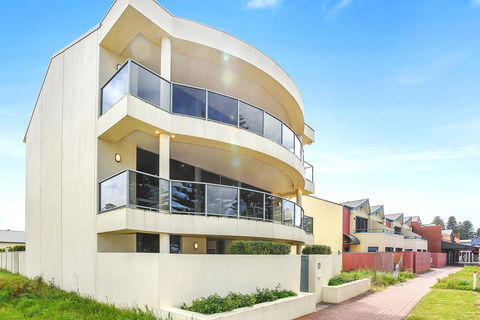 Ultimate Esplanade - 3 Storey Experience - WiFi - Hervey Bay Accommodation 3