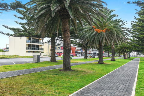 Ultimate Esplanade - 3 Storey Experience - WiFi - Hervey Bay Accommodation 2