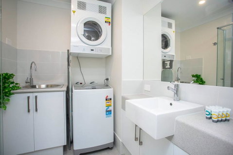 Ultimate Oasis Condo. Wifi + Netflix + Parking - Hervey Bay Accommodation 2