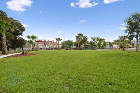 Ultra Modern, Luxurious Apartment In Tranquil Sydney - Tourism Hervey Bay 3