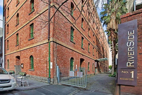 Ultra-chic Top Floor New York Style Loft Apartment - Tourism Hervey Bay 0