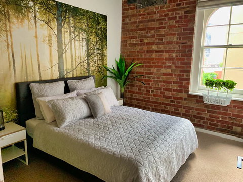 Ultra-chic Top Floor New York Style Loft Apartment - Tourism Hervey Bay 3