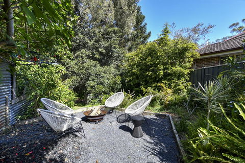 UMINA BEACH KOKOMO- Walk To The Beach, FAMILY And PET FRIENDLY Set Of 3 Vintage Original Holiday Flats & Vintage Caravan And Bat - Hervey Bay Accommodation 3
